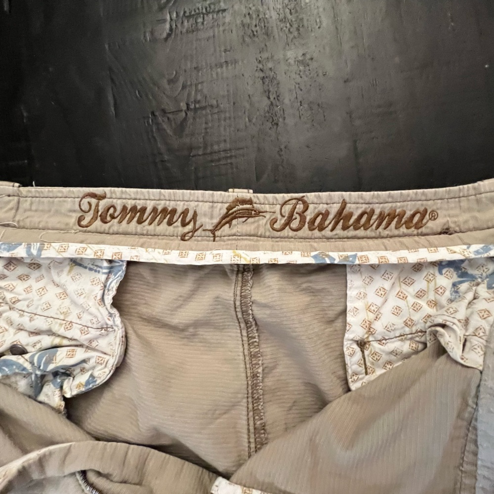 Tommy Bahama Khaki Cargo Shorts Size 36 Men’s EUC - Picture 3 of 9